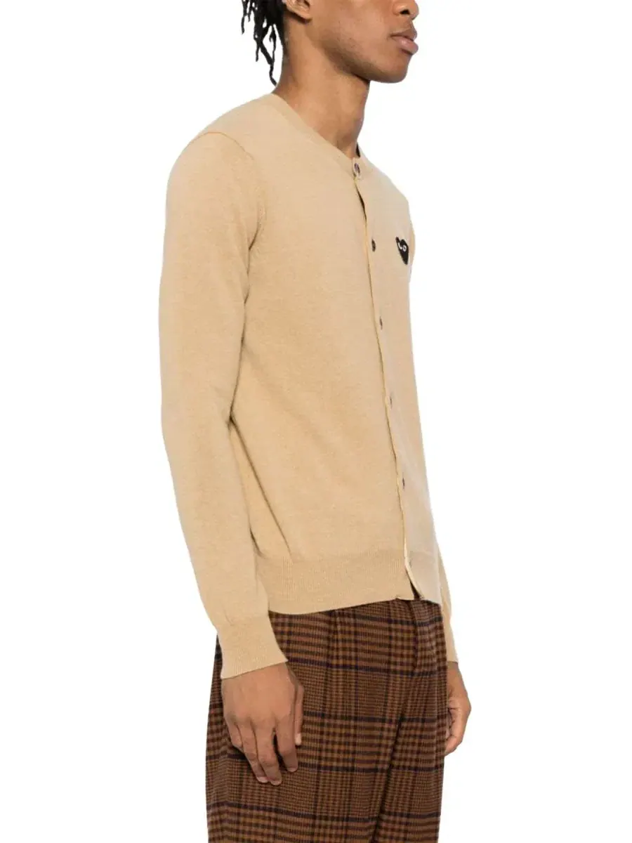 Кардиган с эмблемой COMME des GARCONS PLAY FW25, черный, бежевый, AX-N023-051-3 — изображение 4 из 6