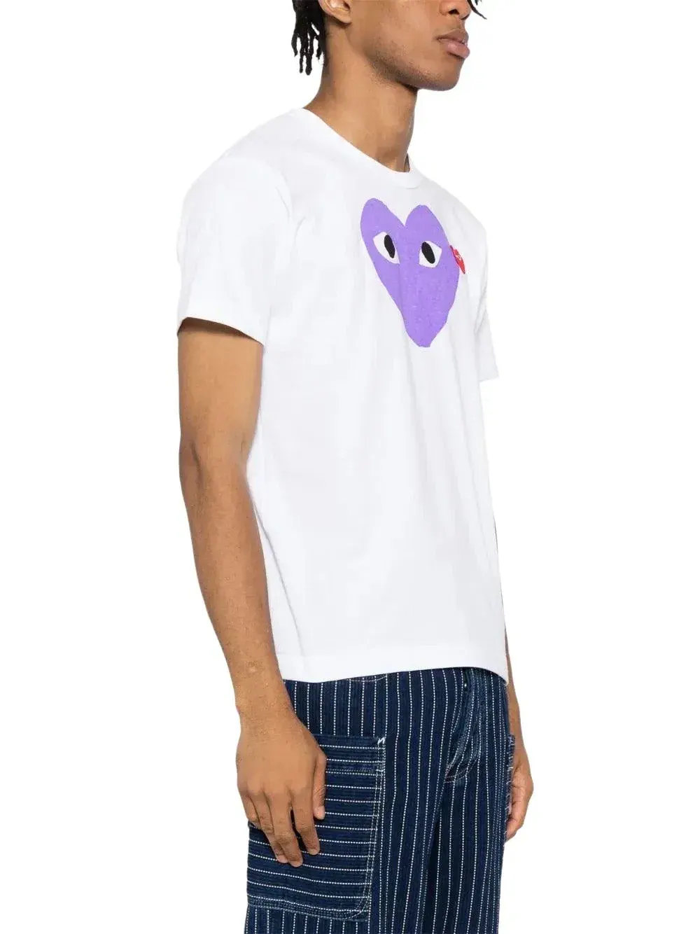 Футболка COMME des GARCONS PLAY SS25 с принтом красного и фиолетового сердца — изображение 4 из 6, белый
