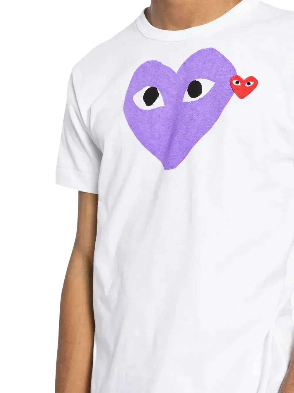 Футболка COMME des GARCONS PLAY SS25 с принтом красного и фиолетового сердца — изображение 6 из 6, белый