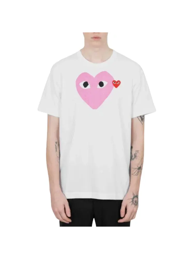 Футболка COMME des GARCONS PLAY SS25 с принтом в виде сердца и красной эмблемы — изображение 3 из 5, розовый