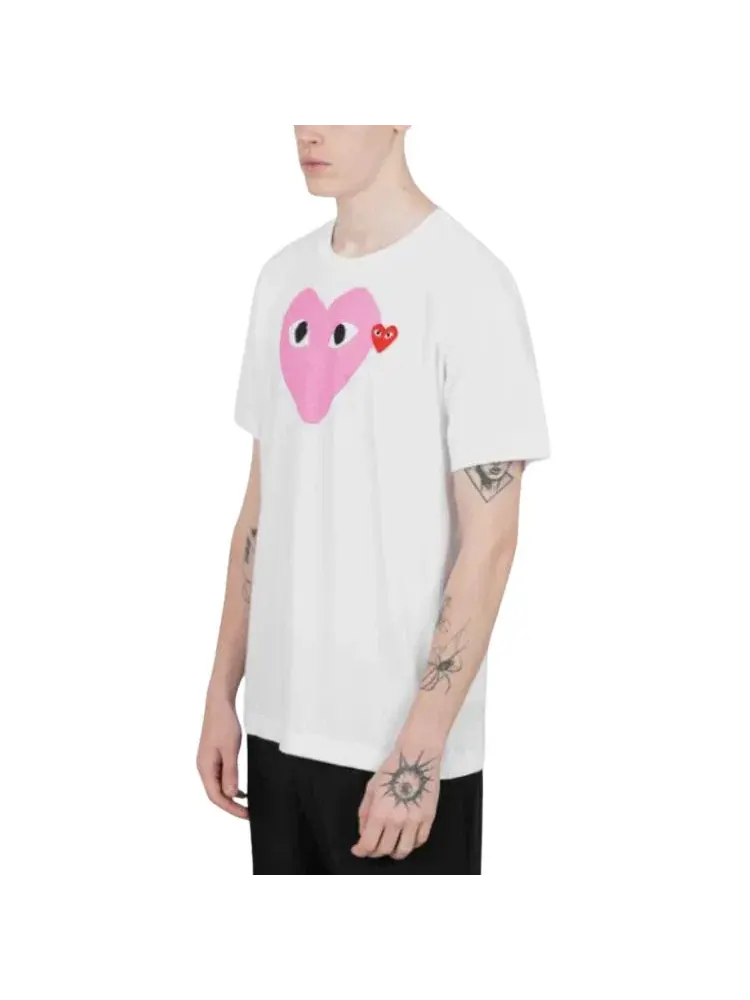 Футболка COMME des GARCONS PLAY SS25 с принтом в виде сердца и красной эмблемы — изображение 4 из 5, розовый