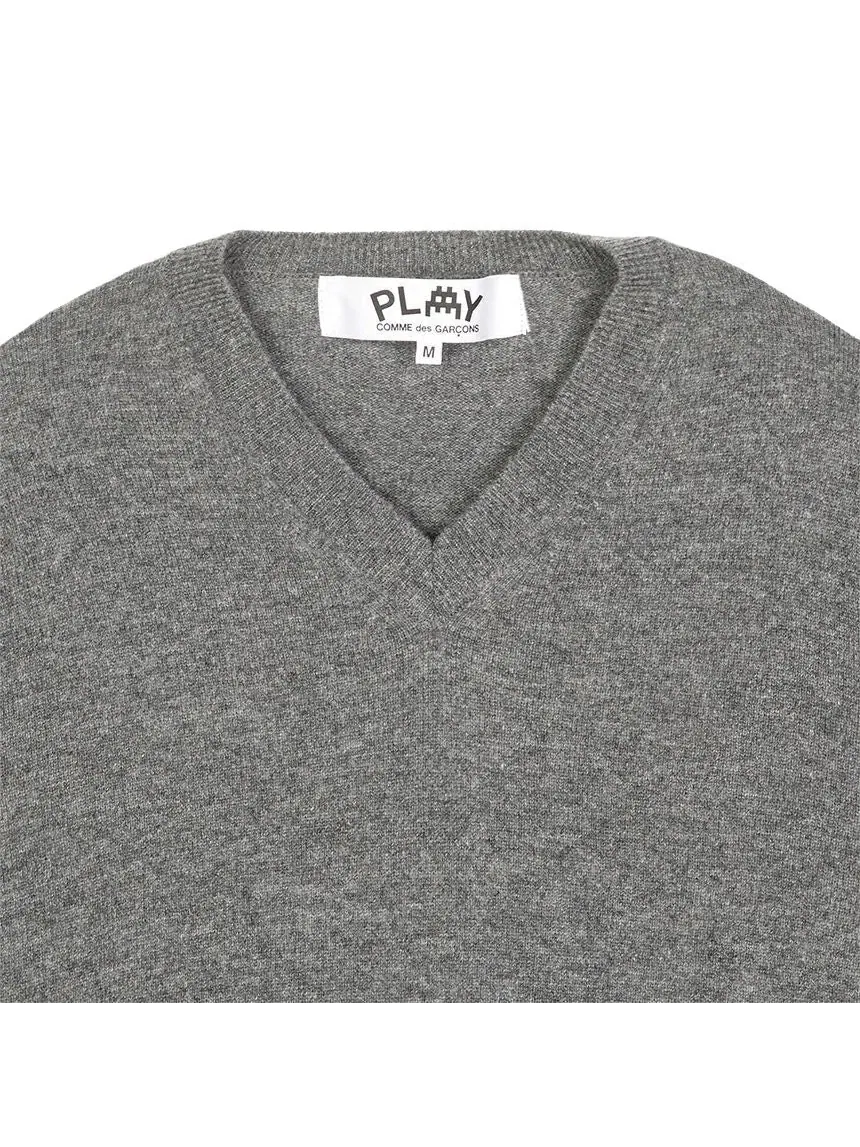 Кардиган COMME des GARCONS PLAY FW25 x Invader Double Pixel Heart Knitwear 'Grey' AZ-N086-051-3 — изображение 4 из 4, серый