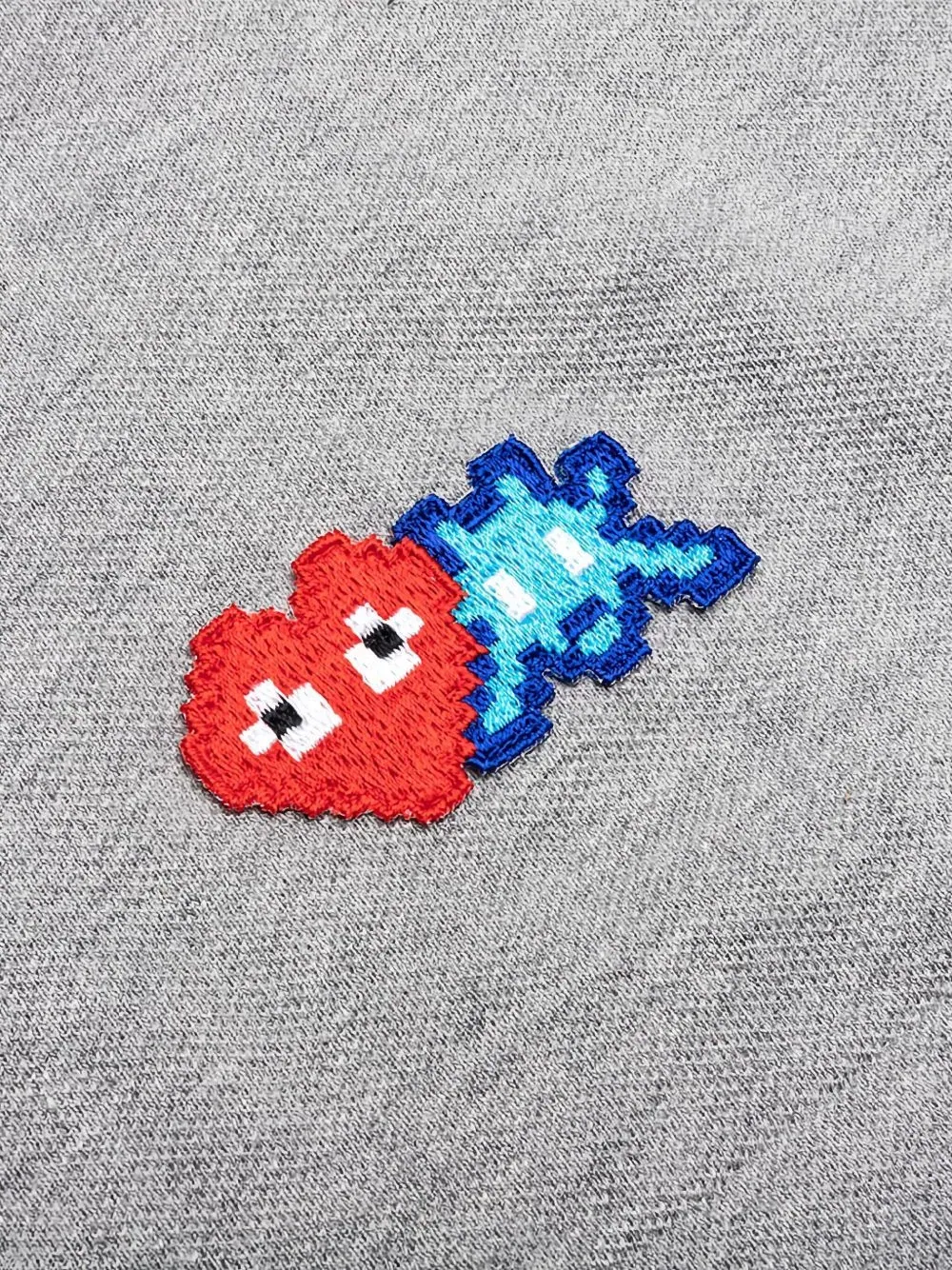 Поло COMME des GARCONS PLAY SS25 x Invader Pixel Heart — изображение 3 из 4, серый