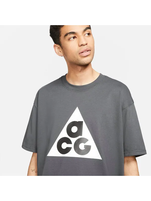 Футболка Nike ACG Short-Sleeve T-Shirt 'Dark Smoke Grey' — изображение 2 из 3, серый/мульти