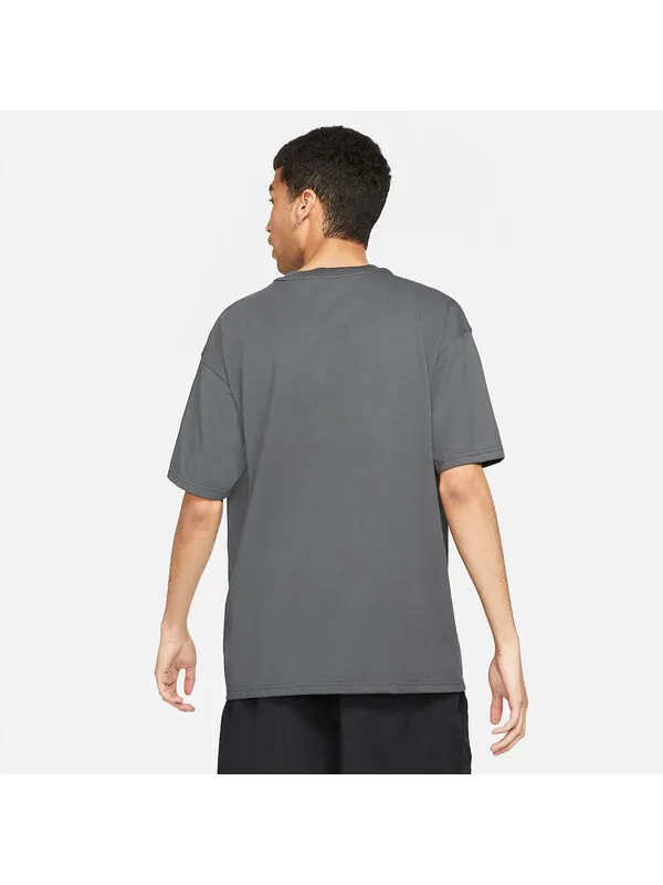 Футболка Nike ACG Short-Sleeve T-Shirt 'Dark Smoke Grey' — изображение 3 из 3, серый/мульти
