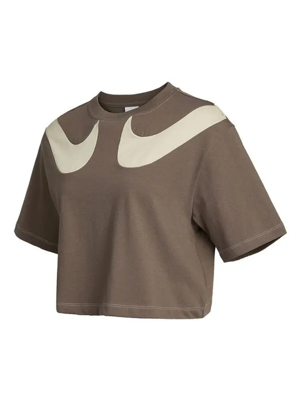 Футболка (WMNS) Nike AS W Nike Sportswear SWSH GX MOD CROP SS T IRONSTONE — изображение 1 из 2, коричневый