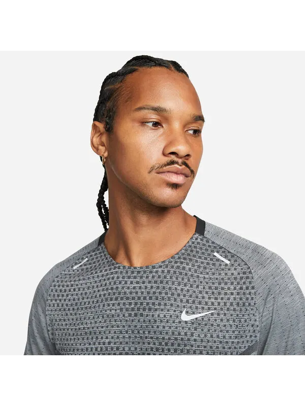 Футболка Nike Tech Knit Ultra Short-Sleeve 'Grey' — изображение 2 из 4, серый