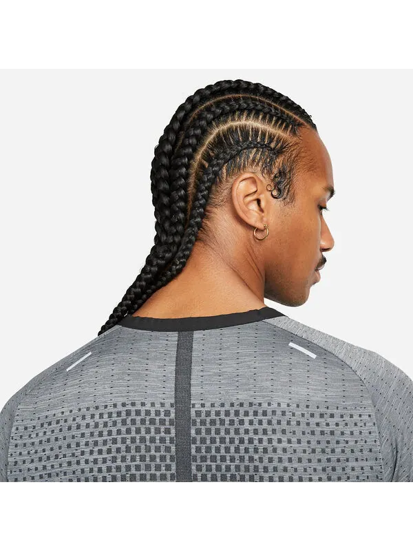 Футболка Nike Tech Knit Ultra Short-Sleeve 'Grey' — изображение 3 из 4, серый