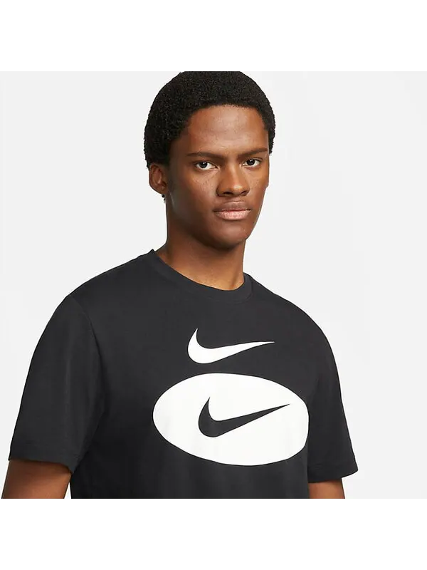 Футболка Nike Sportswear Swoosh Oval T-Shirt 'Black' — изображение 3 из 4, черный/белый