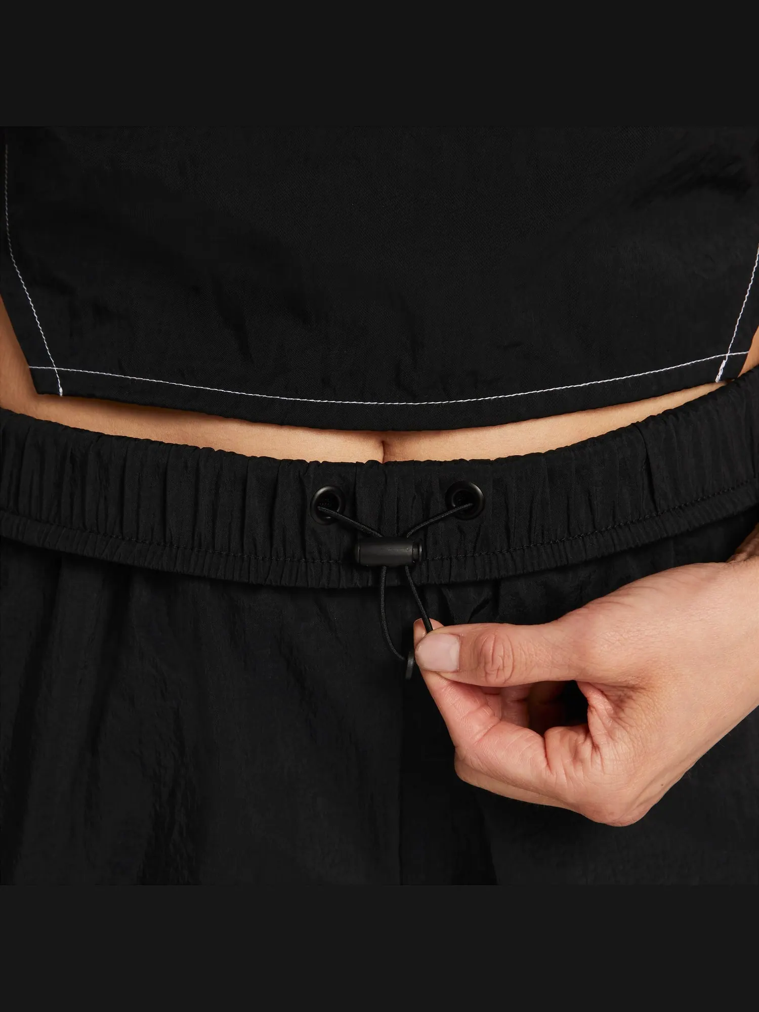 Шорты (WMNS) Nike Sportswear Essential High-Rise Woven Shorts 'Black' — изображение 4 из 5, черный