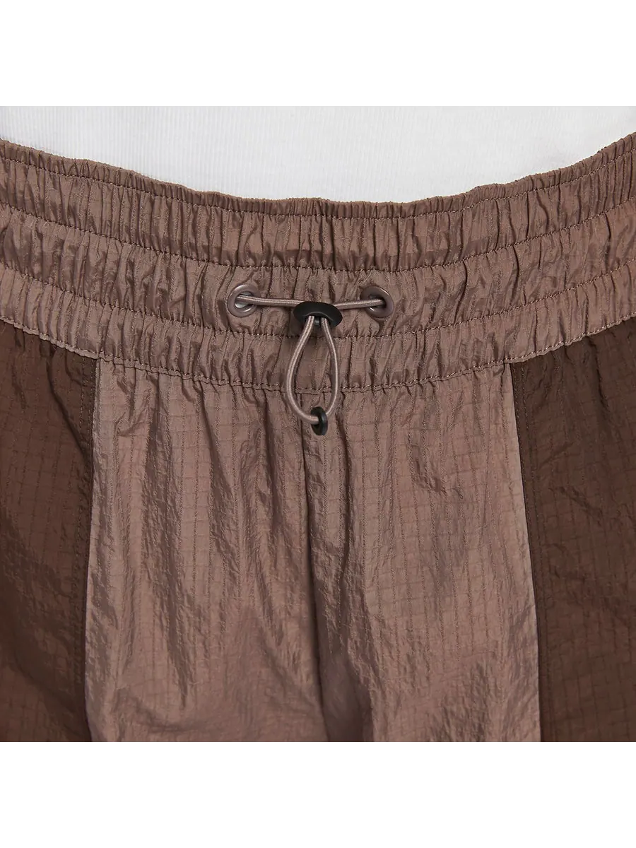 Спортивные брюки (WMNS) Nike Sportswear City Utility High-Waist Woven Pants 'Brown' — изображение 2 из 6, коричневый