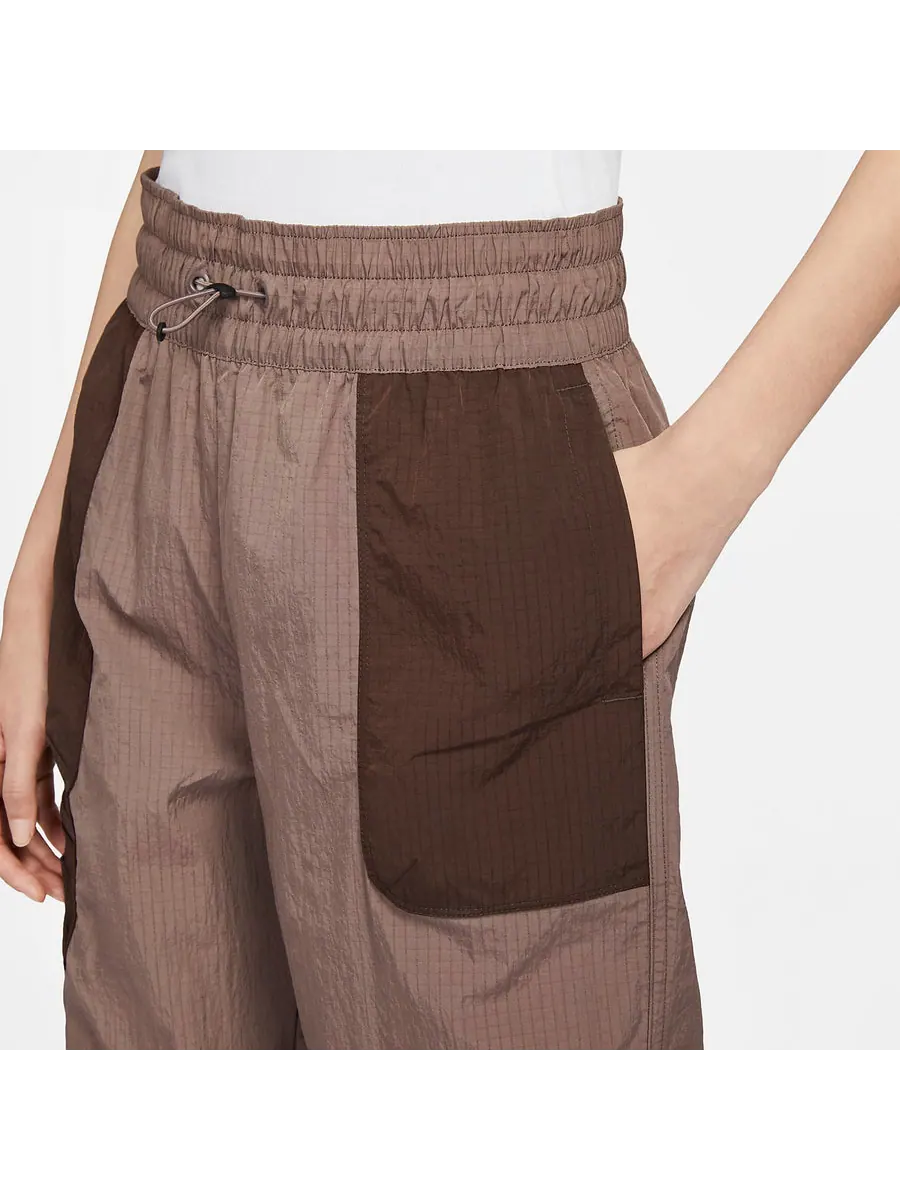 Спортивные брюки (WMNS) Nike Sportswear City Utility High-Waist Woven Pants 'Brown' — изображение 3 из 6, коричневый