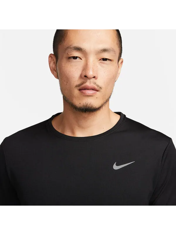 Футболка NIKE DRI-FIT UV MILER MEN'S SHORT-SLEEVE RUNNING TOP 'Black' — изображение 2 из 3, черный