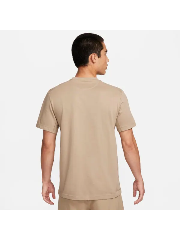 Футболка dri-fit primary t-shirt 'tan' Nike — изображение 2 из 3, бежевый