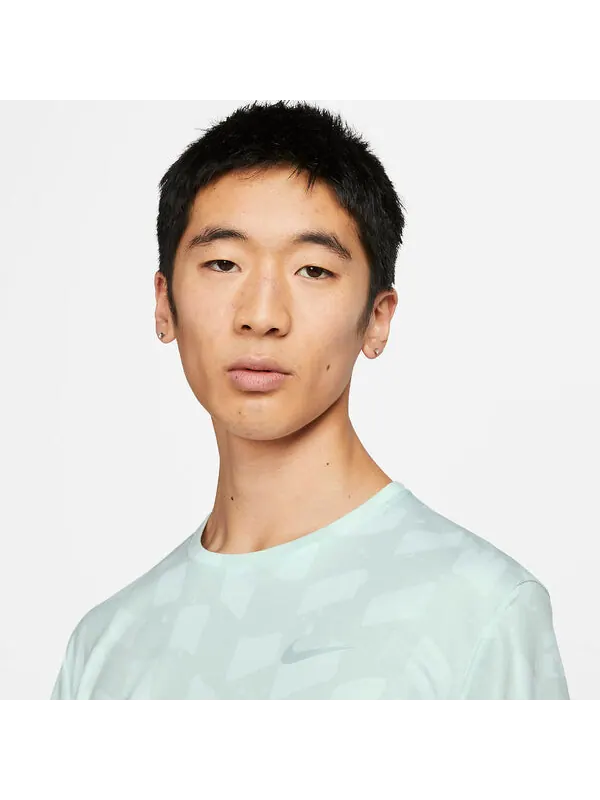 Футболка Nike Dri-FIT Miler Short-Sleeve Running Top 'Green' — изображение 3 из 4, зеленый