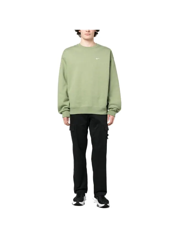 Толстовка solo swoosh fleece crewneck hoodie 'oil green' Nike — изображение 2 из 4, зеленый