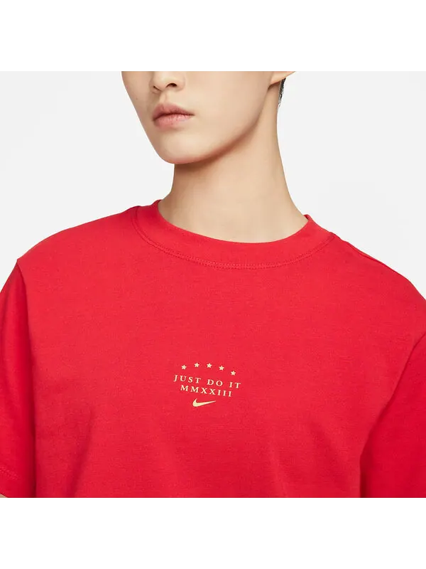 Футболка (WMNS) Nike Sportswear Short-Sleeve T-Shirt 'University Red' — изображение 3 из 4, красный