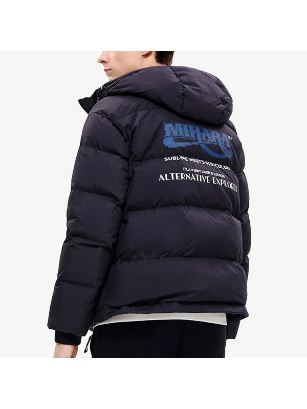 Куртка x mihara yasuhiro collaborative oversized hooded down jacket 'black white blue' Fila — изображение 4 из 4
