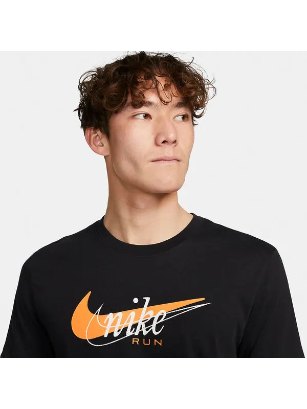 Футболка Nike Dri-FIT Running T-Shirt 'Black' — изображение 2 из 3, черный