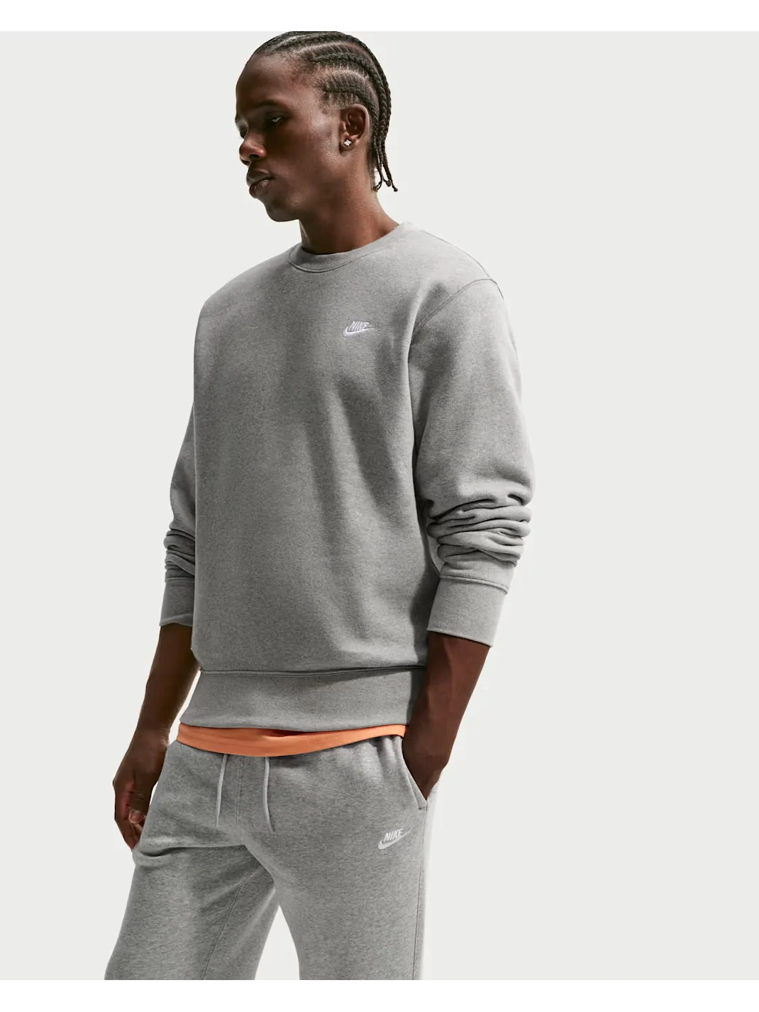 Свитшот Nike Club Fleece Crew, темно-серый меланж/белый — изображение 6 из 8, темный серый/белый