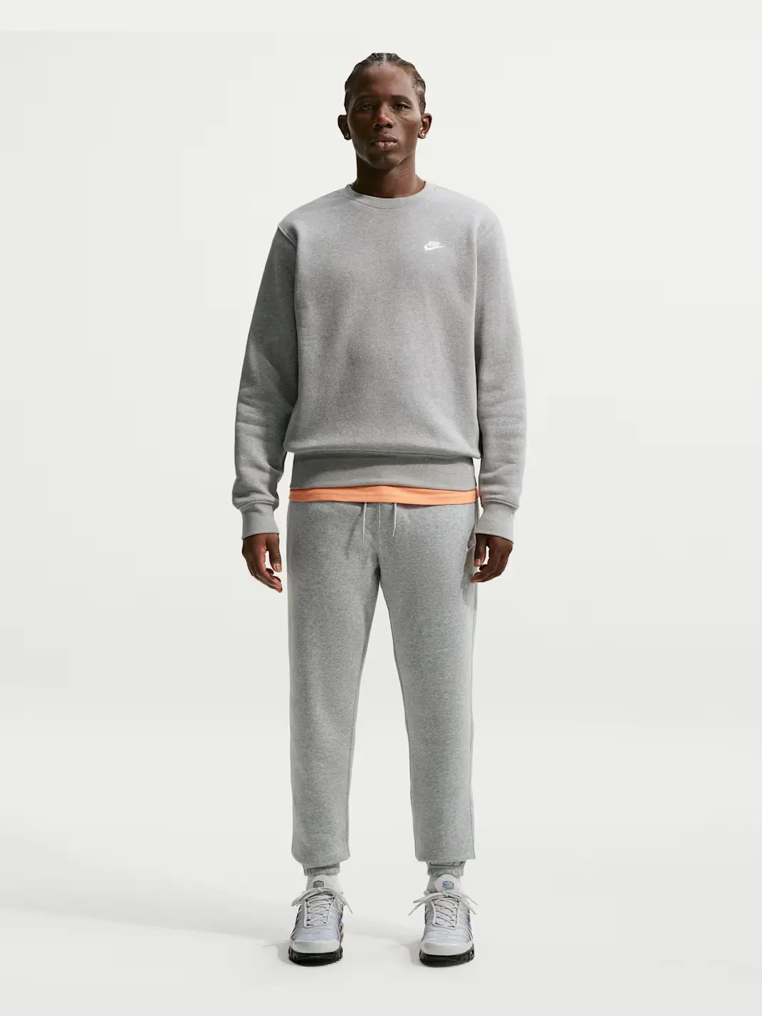 Свитшот Nike Club Fleece Crew, темно-серый меланж/белый — изображение 7 из 8, темный серый/белый