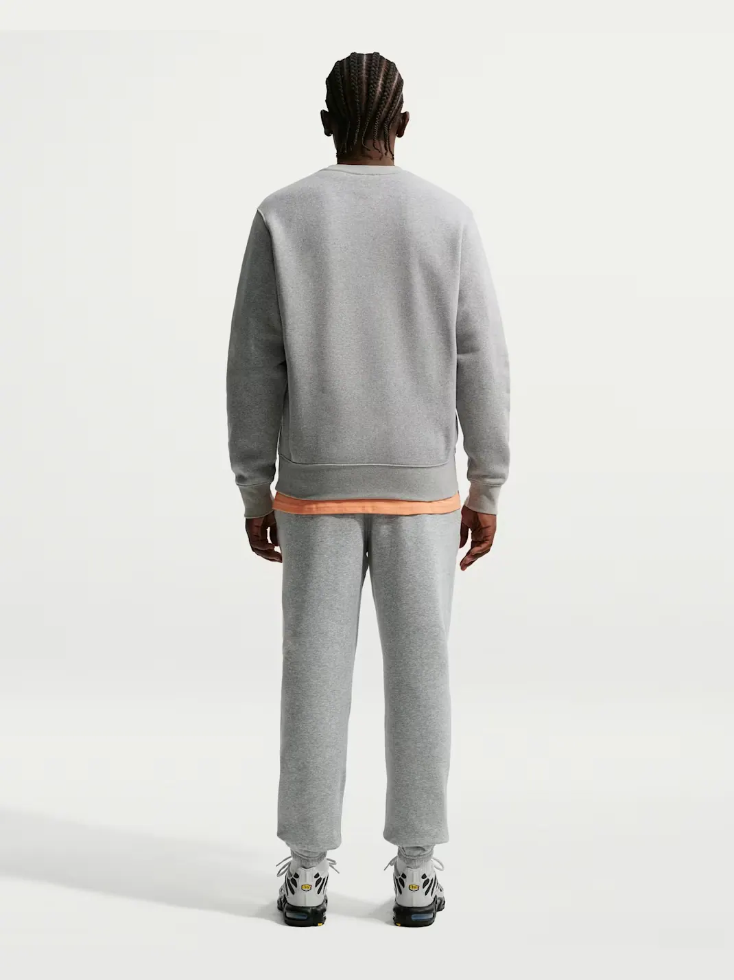 Свитшот Nike Club Fleece Crew, темно-серый меланж/белый — изображение 8 из 8, темный серый/белый