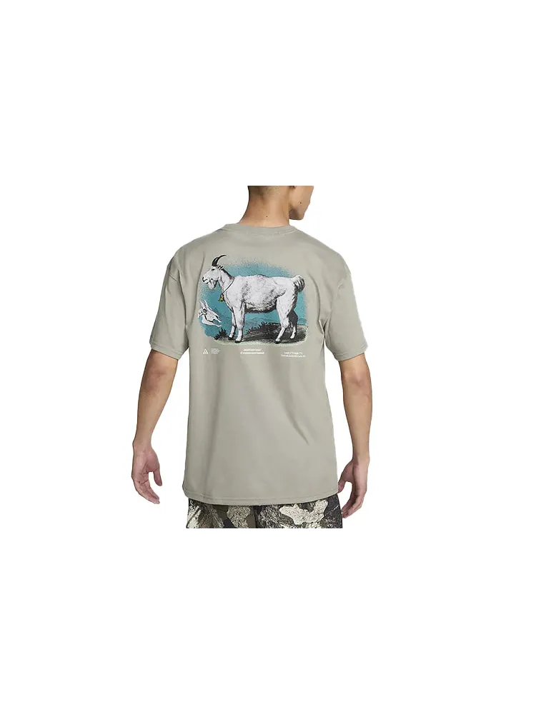 Футболка Nike ACG Graphic Dri-FIT T-Shirt (Asia Sizing) 'Dark Stucco' — изображение 2 из 3, зеленый