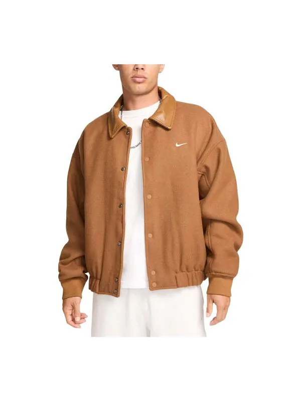 Куртка solo swoosh varsity jacket 'light british tan' Nike — изображение 1 из 2