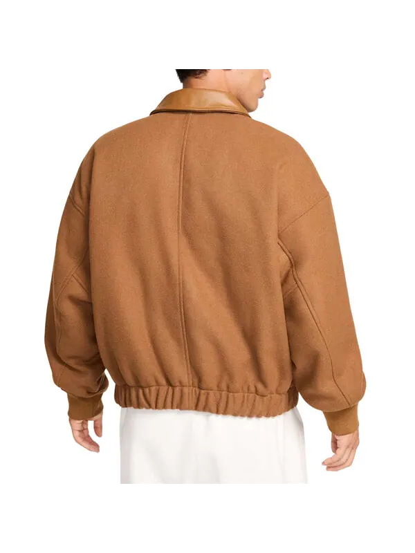 Куртка solo swoosh varsity jacket 'light british tan' Nike — изображение 2 из 2