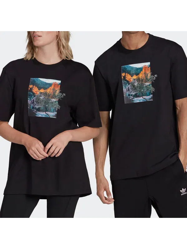Футболка с графическим принтом «Приключения» Adidas — изображение 2 из 4, черный