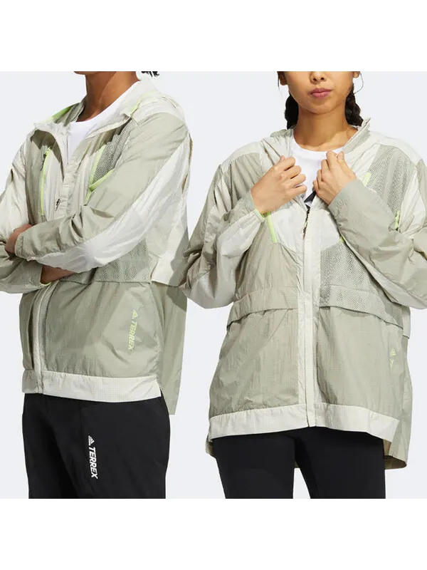 Куртка adidas TERREX U VOYG LIGHT WB Outdoor Sports Hooded Jacket Couple Style light grey — изображение 2 из 4, мульти