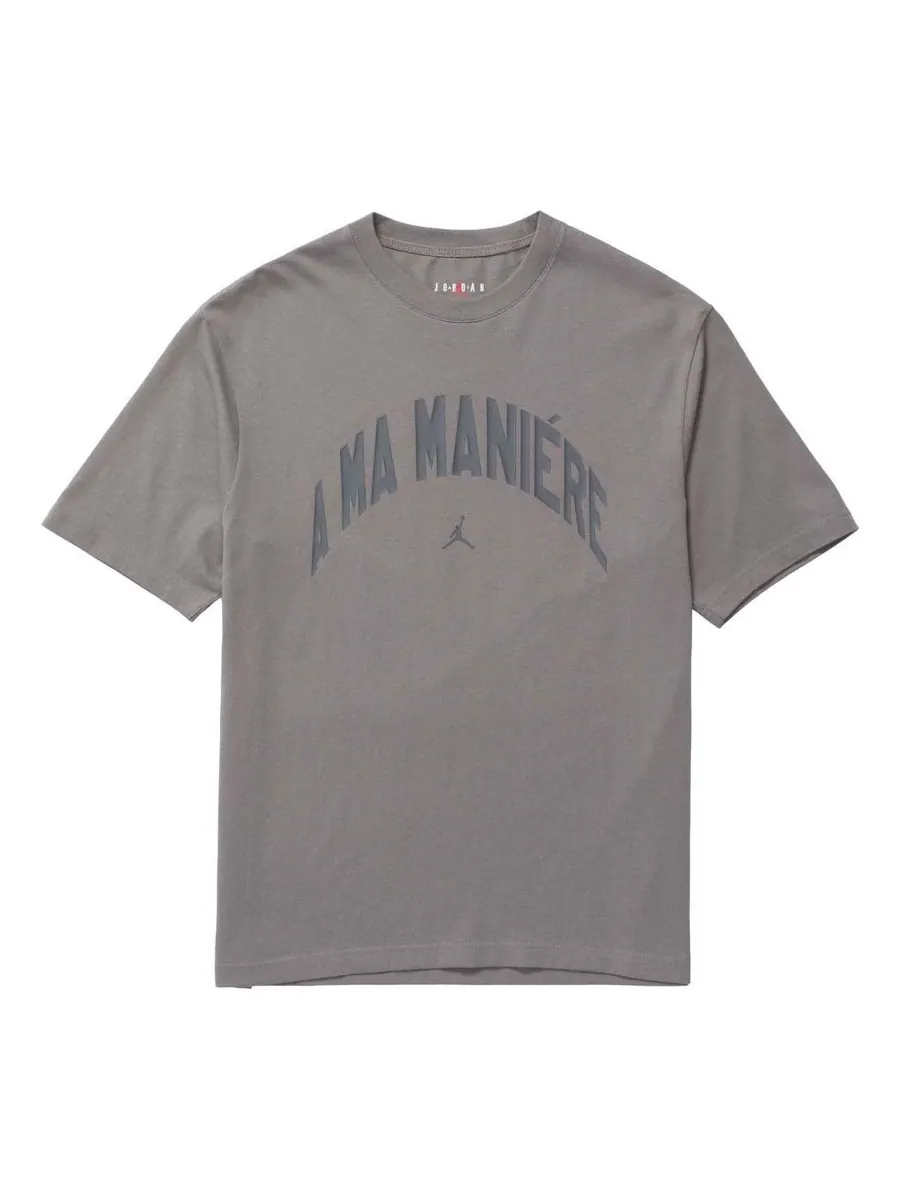Футболка Air Jordan x A Ma Maniere T-Shirt Asia Sizing 'Flat Pewter' — изображение 1 из 2, серый