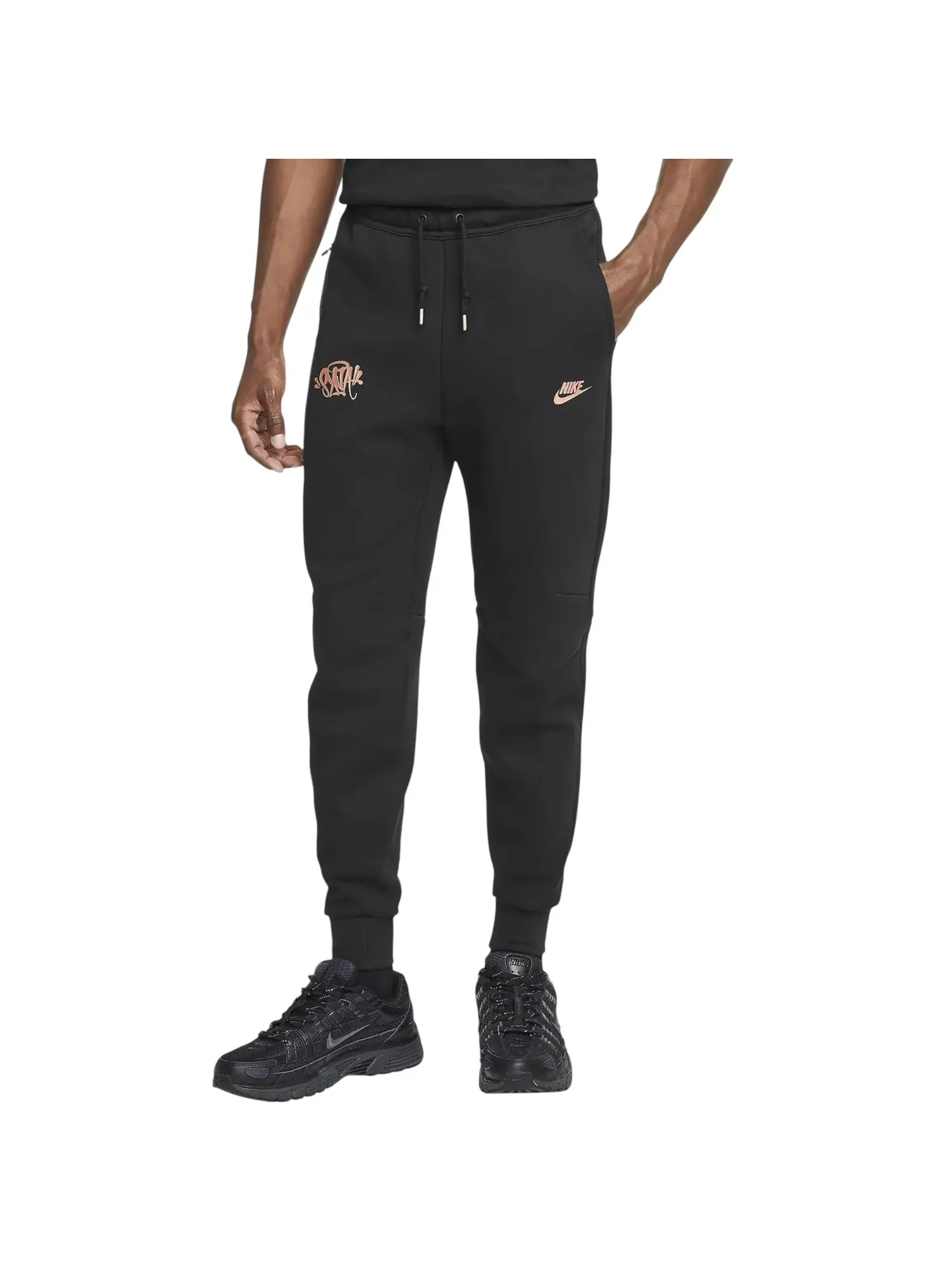 Спортивные брюки Nike x Central Cee Syna World 'Black Metallic Red Bronze' — изображение 3 из 3, черный/металлик красный