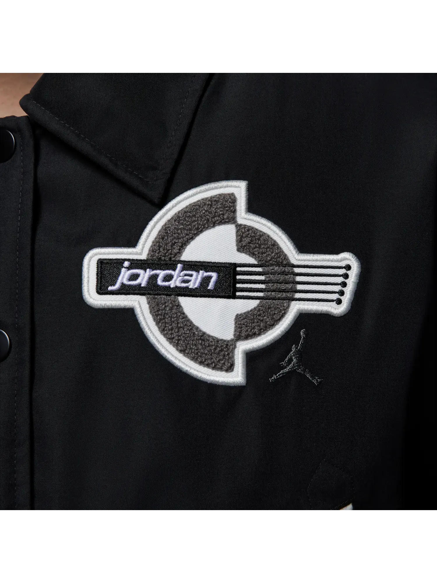 Куртка (WMNS) Air Jordan Brooklyn Therma-Fit Varsity Jacket 'Black' — изображение 3 из 5, черный