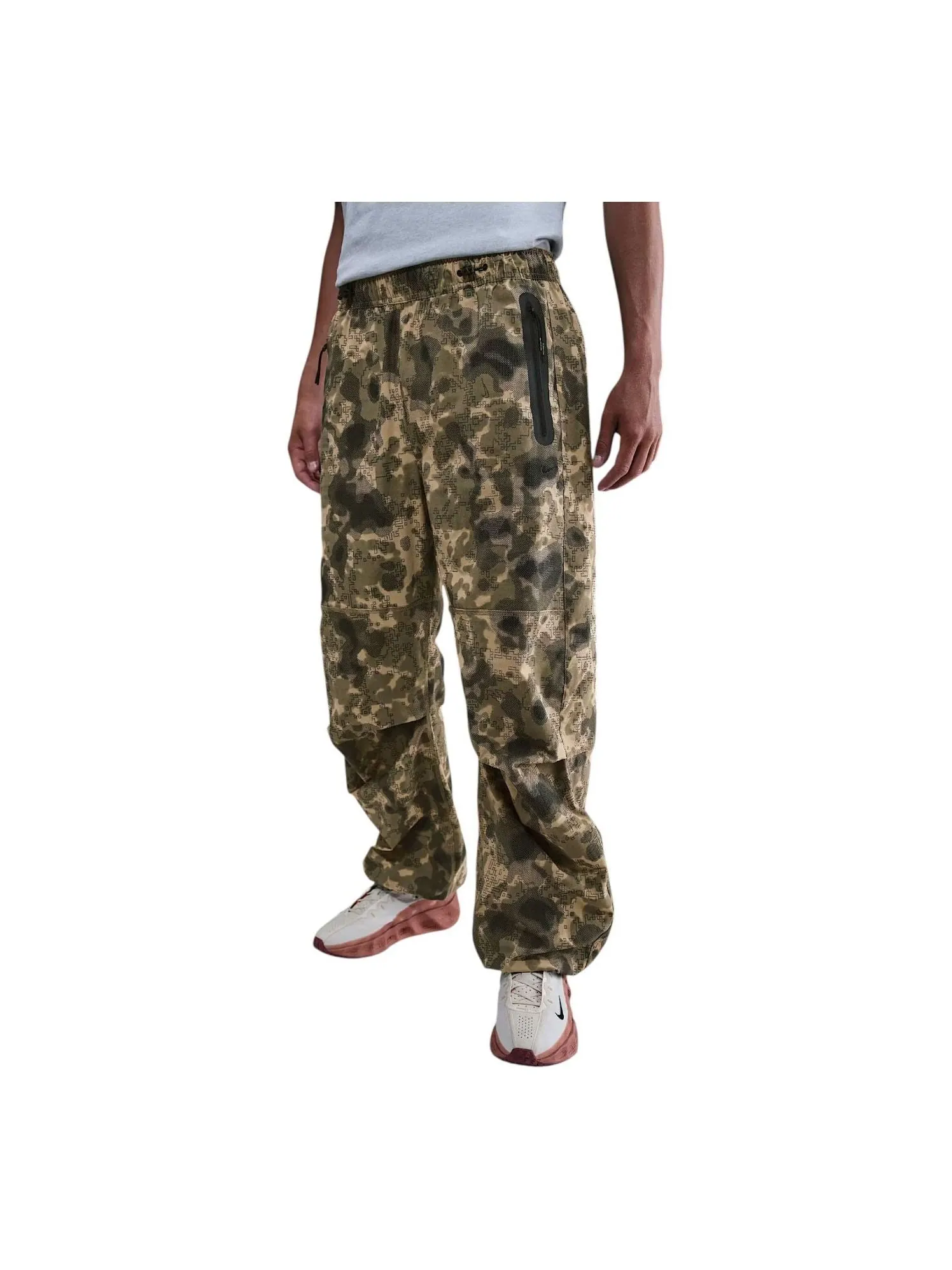 Брюки Nike Tech Dri-FIT свободного кроя 'Woven Camo' — изображение 1 из 2, оливковый/черный