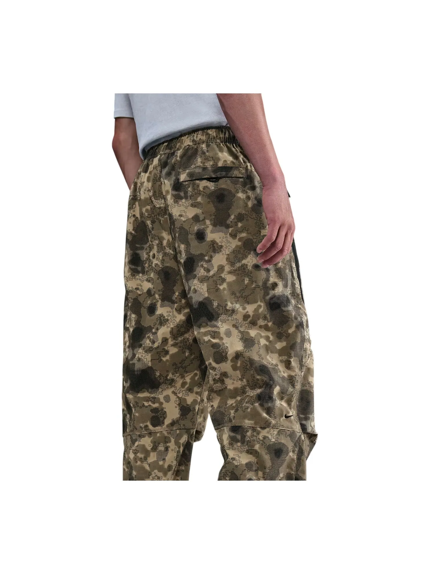 Брюки Nike Tech Dri-FIT свободного кроя 'Woven Camo' — изображение 2 из 2, оливковый/черный