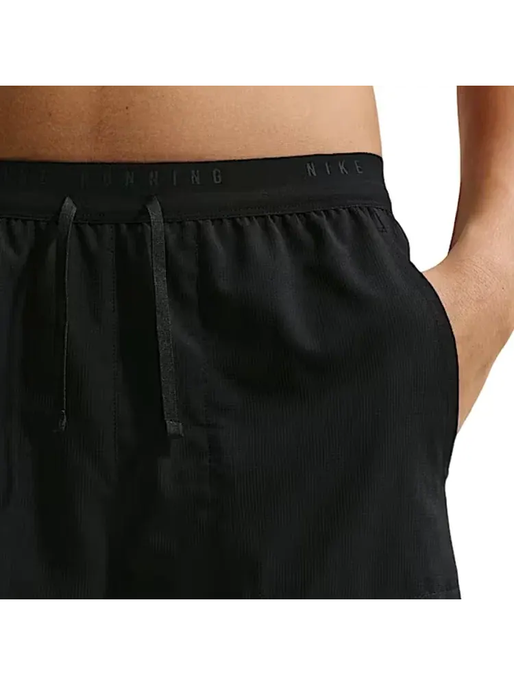 Мужские беговые шорты Nike Stride Dri-FIT 7-дюймовые с подкладкой — изображение 2 из 4, черный