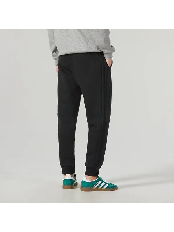 Брюки Essentials флисовые брюки с 3 полосками и зауженными манжетами Adidas — изображение 4 из 4, черный