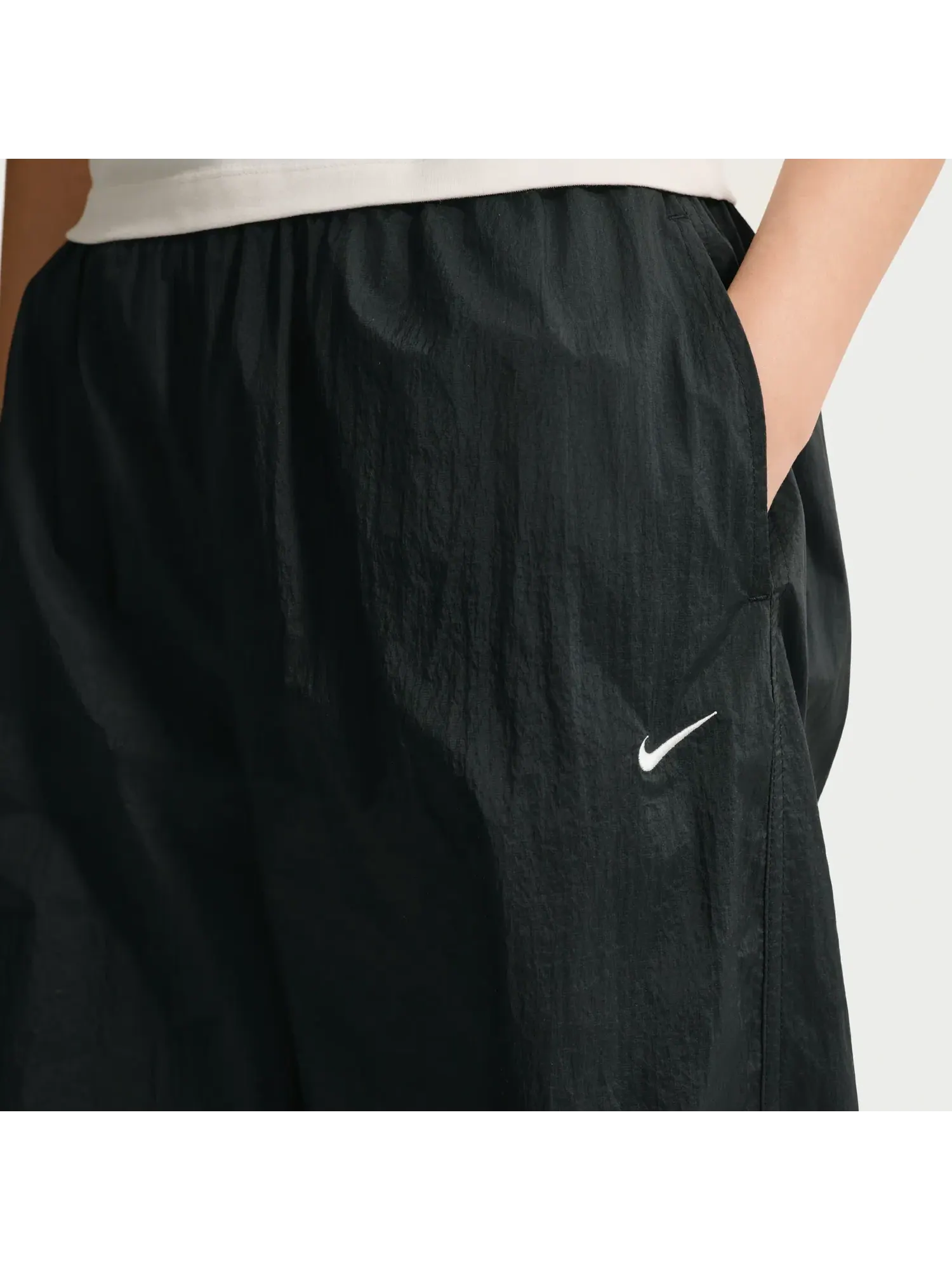 Легкие брюки Nike Sportswear со средней посадкой и защитой от УФ-излучения, цвет «Черный», IO3377-010 — изображение 4 из 5