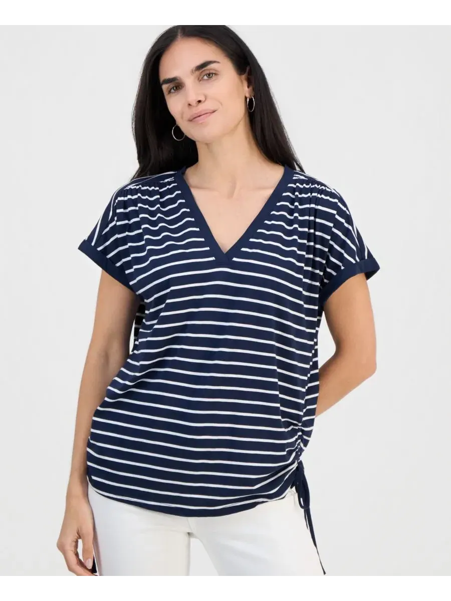 Топ с V-образным вырезом и боковыми защипами Petite Striped Ruched-Side V-Neck Top Style & Co — синий