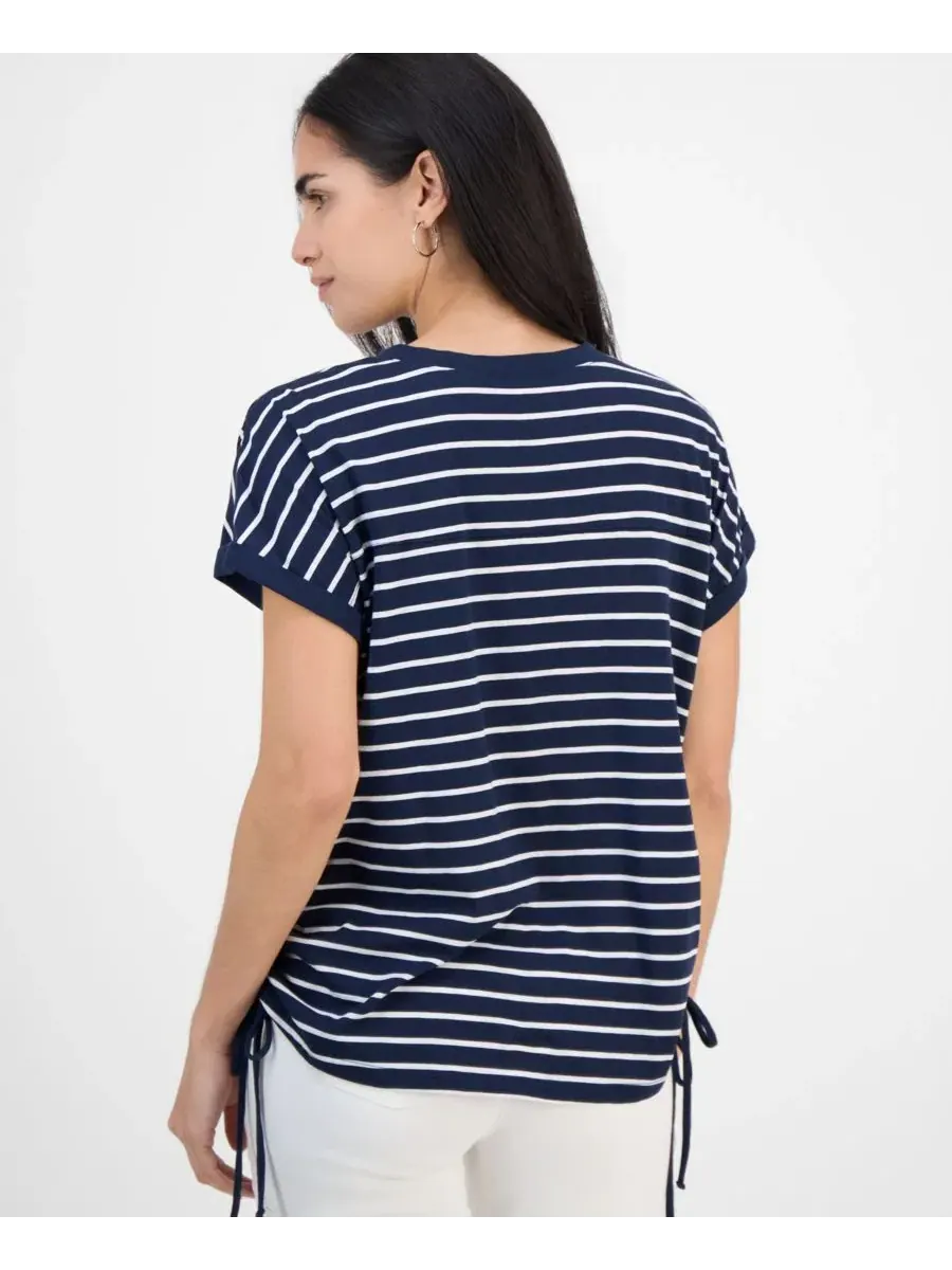 Топ с V-образным вырезом и боковыми защипами Petite Striped Ruched-Side V-Neck Top Style & Co — изображение 3 из 4