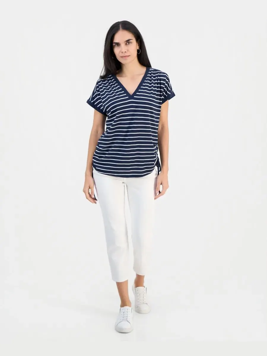 Топ с V-образным вырезом и боковыми защипами Petite Striped Ruched-Side V-Neck Top Style & Co — изображение 4 из 4