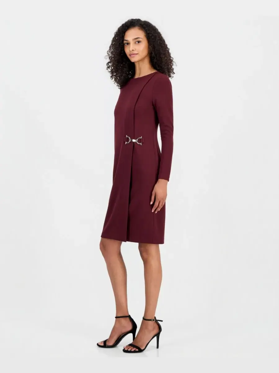 Платье-футляр из скота-крепа с вырезом-лодочкой, с длинным рукавом Anne Klein — изображение 4 из 5, бароло