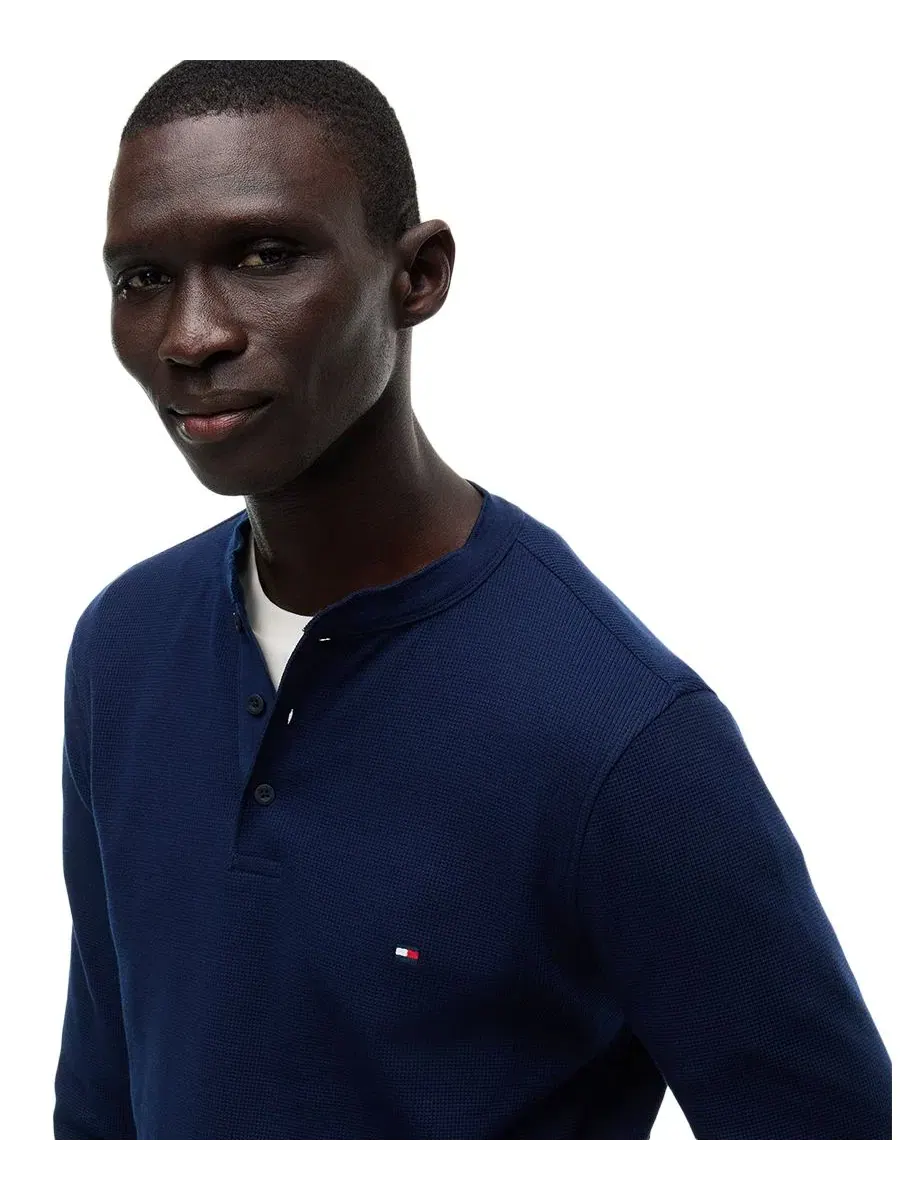 Лонгслив-поло с фактурным вафельным трикотажем Tommy Hilfiger — изображение 3 из 4, темно-синий