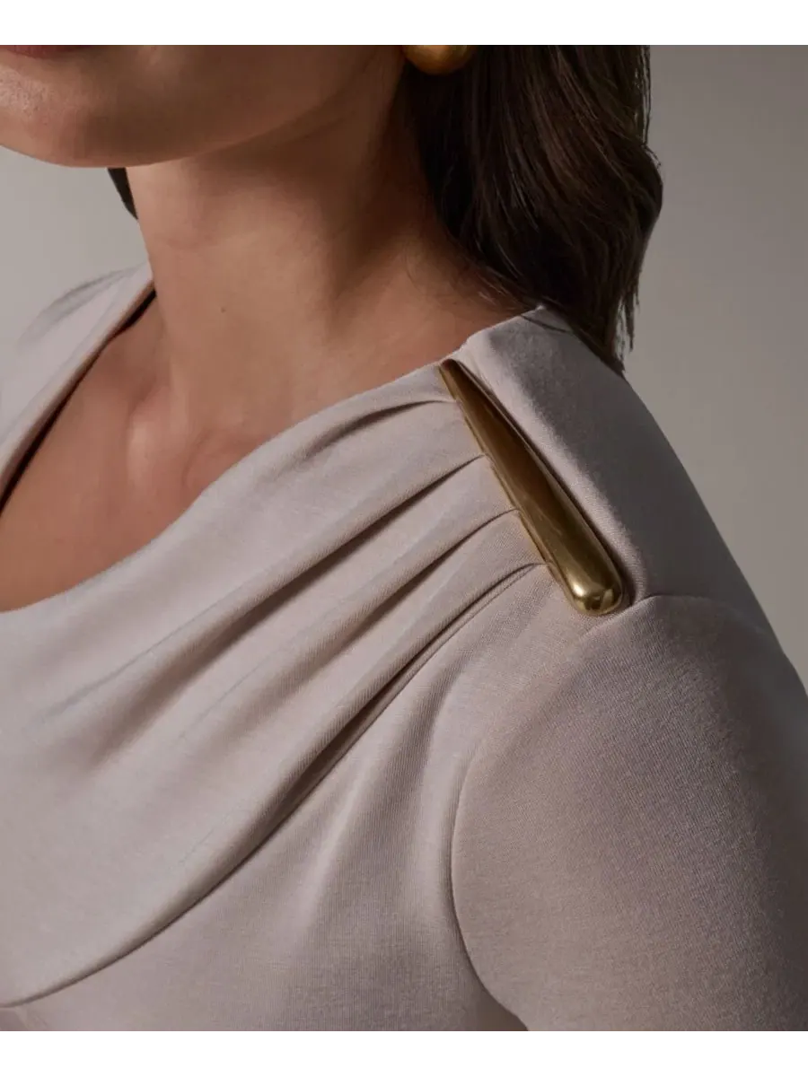 Платье-футляр с асимметричным вырезом и длинным рукавом Donna Karan New York — изображение 4 из 5, овсяное молоко