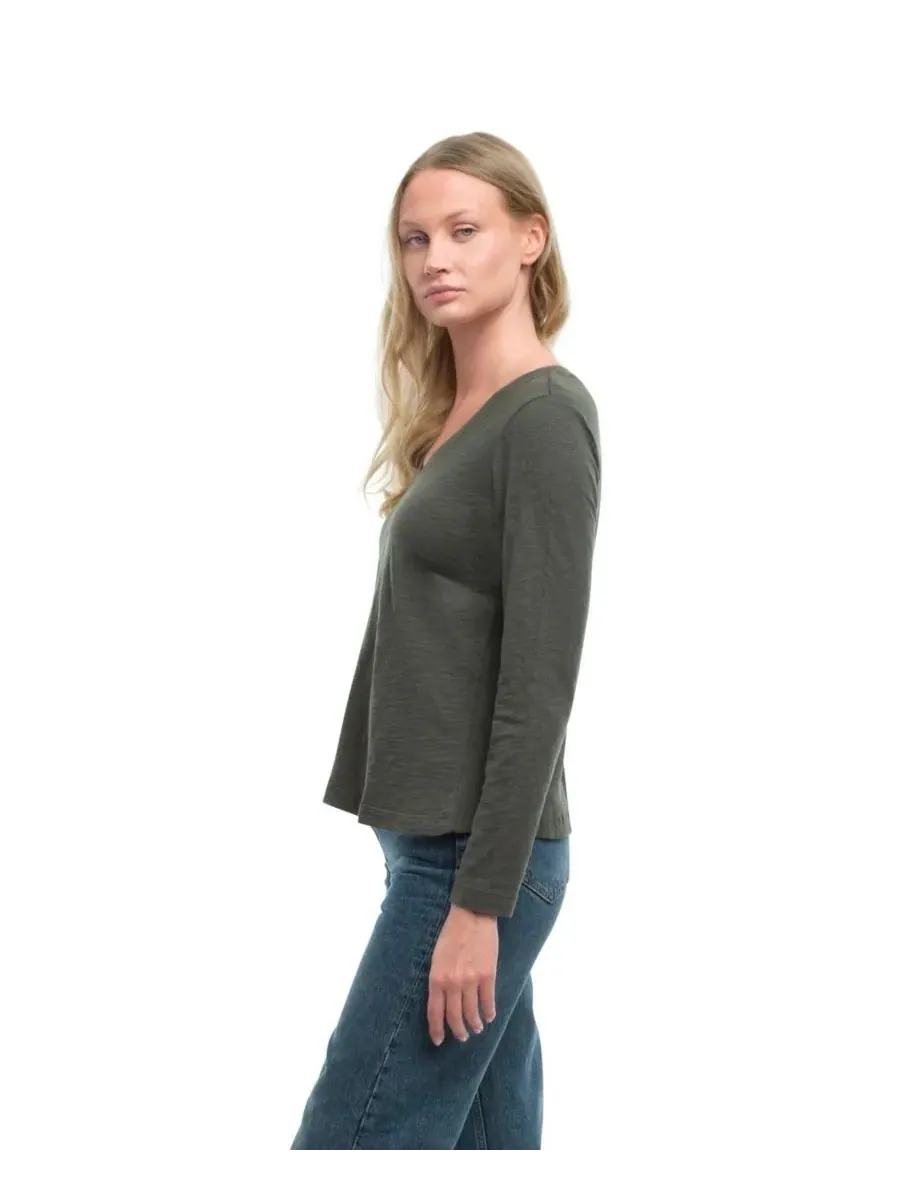 Женская футболка с глубоким V-образным вырезом и зауженным силуэтом WILT Clothing — изображение 5 из 6, серый