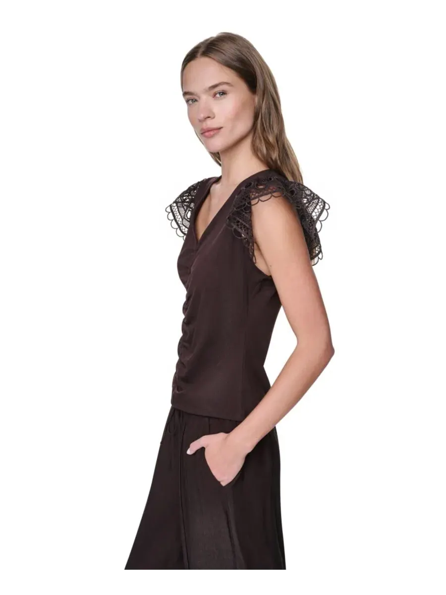 Женская блузка с V-образным вырезом, кружевной отделкой и сборками DKNY — изображение 3 из 6, коричневый