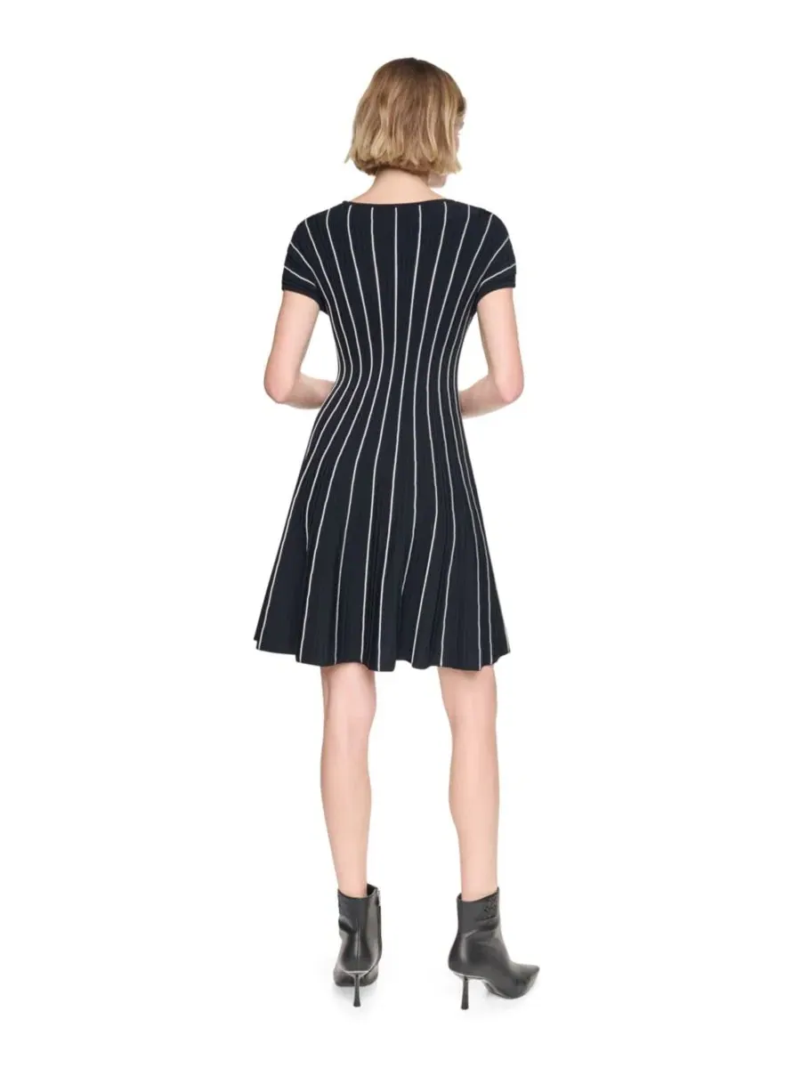 Платье-трапеция с ребристым трикотажем Cap Sleeve DKNY — изображение 6 из 6, черный/кремовый