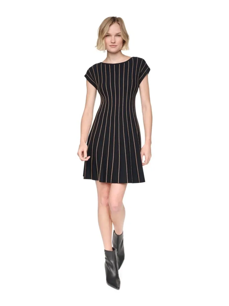 Платье-трапеция с ребристым трикотажем, с коротким рукавом DKNY — изображение 1 из 6, черный