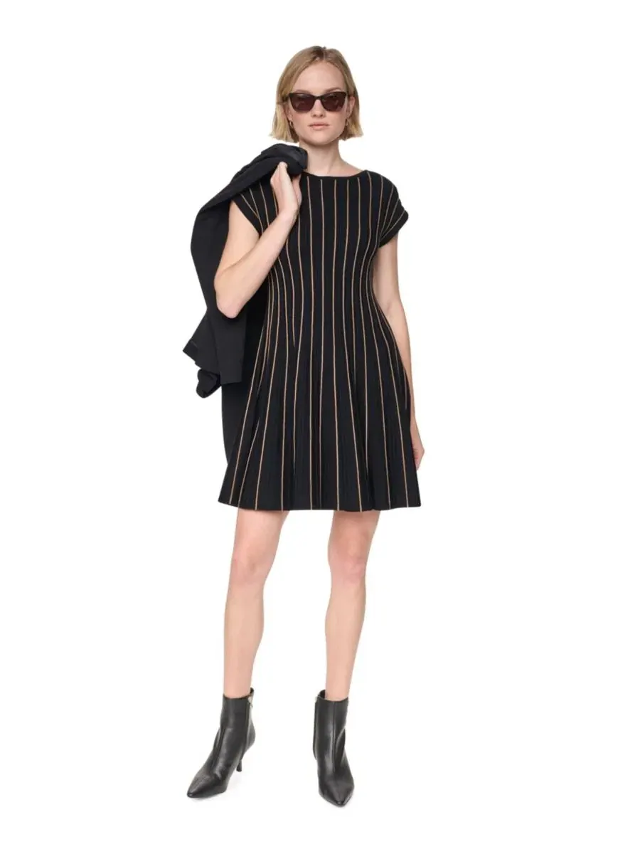 Платье-трапеция с ребристым трикотажем, с коротким рукавом DKNY — изображение 2 из 6, черный